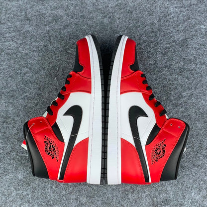 Air Jordan 1 Mid 'Chicago Black Toe'