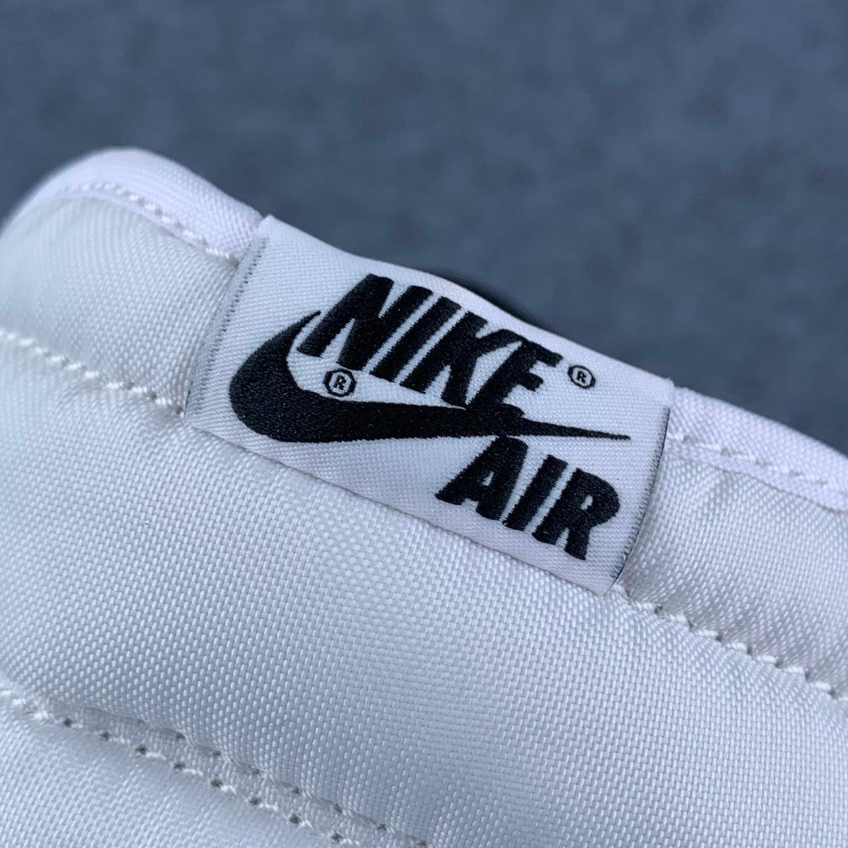 Air Jordan 1 Retro High OG 'Black Toe' 2016
