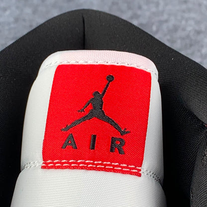 Air Jordan 1 Mid 'Chicago Black Toe'